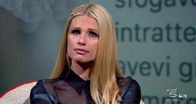 Michelle Hunziker in lacrime al Maurizio Costanzo Show: “Hanno minacciato mia figlia Aurora”