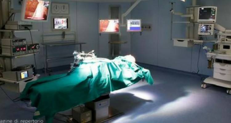 Un robot ha operato con successo una donna malata di cancro in Italia