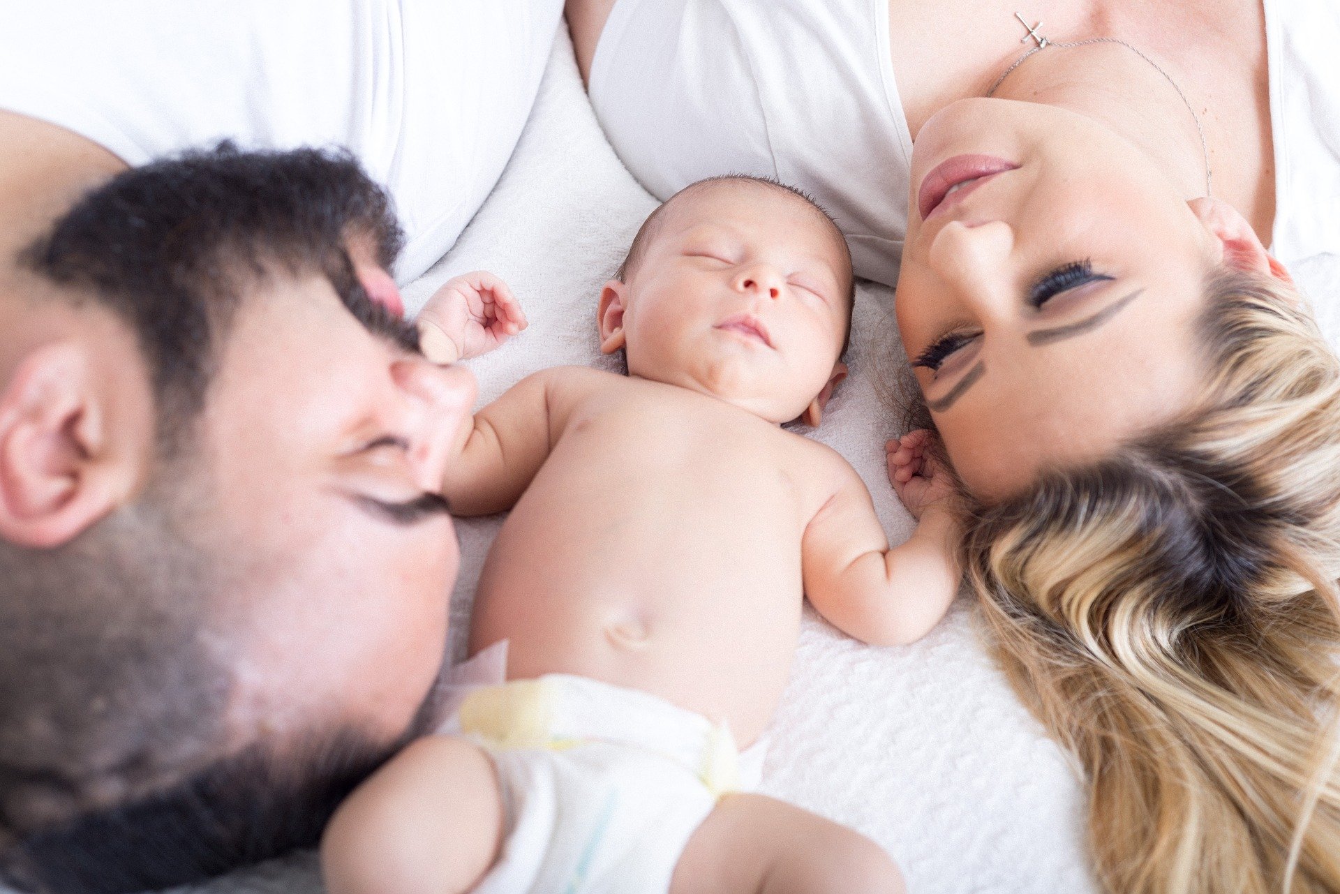 Papà più permissivi delle mamme, più autoritarie e rigide