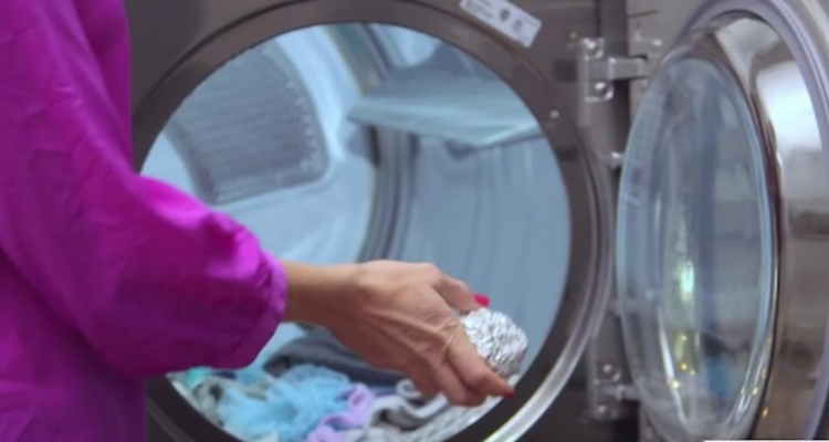 Ecco perché dovremmo mettere una pallina di alluminio in lavatrice