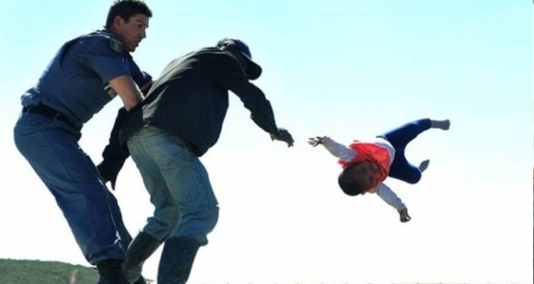 Padre, per protesta, lancia la figlia di 6 mesi dal tetto, davanti alla polizia