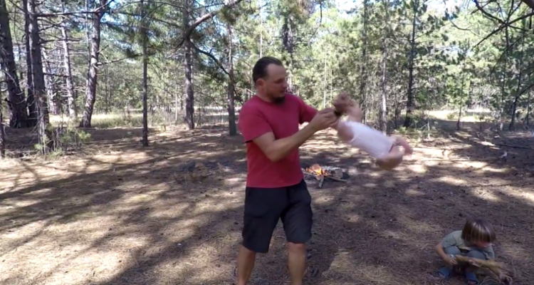 Carica un video mentre pratica degli esercizi con sua figlia di quattro mesi.
