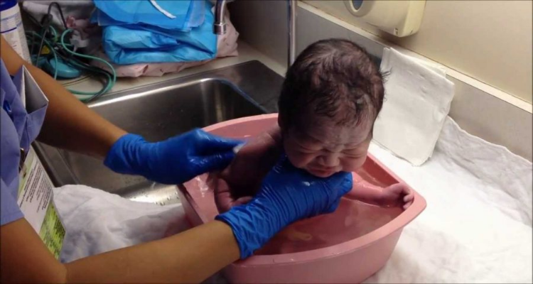 Infermiera bagna un neonato e piovono critiche