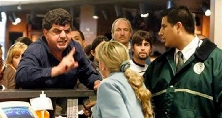 Inizia ad urlare alla donna dei biglietti, all’interno dell’aeroporto, ma lei…