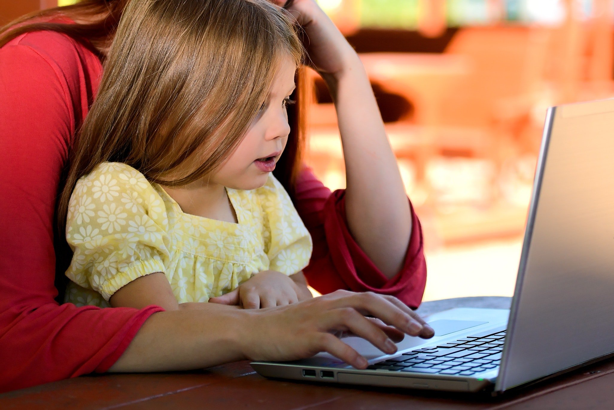 Cari mamma e papà, non postatemi su Facebook