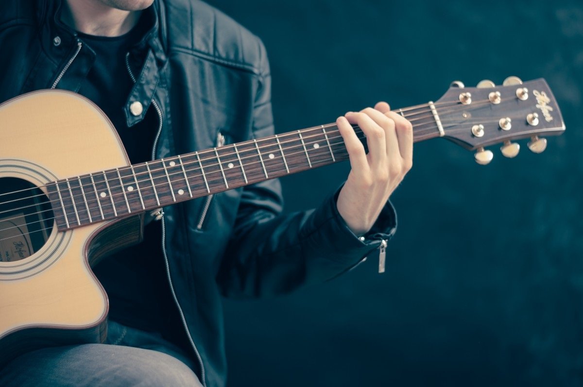 L’intramontabile fascino di chi suona la chitarra