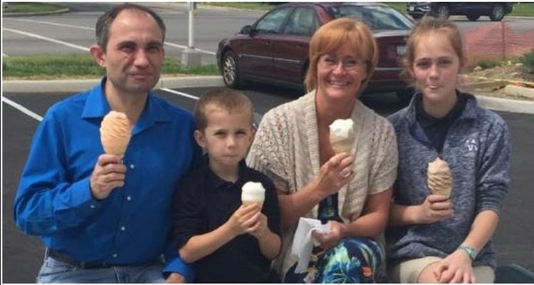 Donna scatta una foto a una famiglia che non conosce: dopo qualche settimana capisce perché lo ha fatto