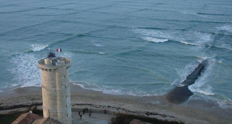 Giovane cattura la foto di strane onde squadrate, trenta secondi dopo scopre il pericolo