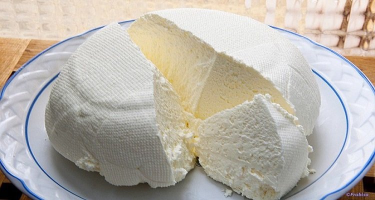 Come realizzare un formaggio fresco in casa usando latte, yogurt e limone