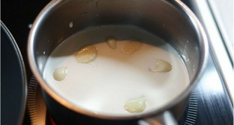 Il latte all’aglio è un rimedio naturale per sciatica e mal di schiena