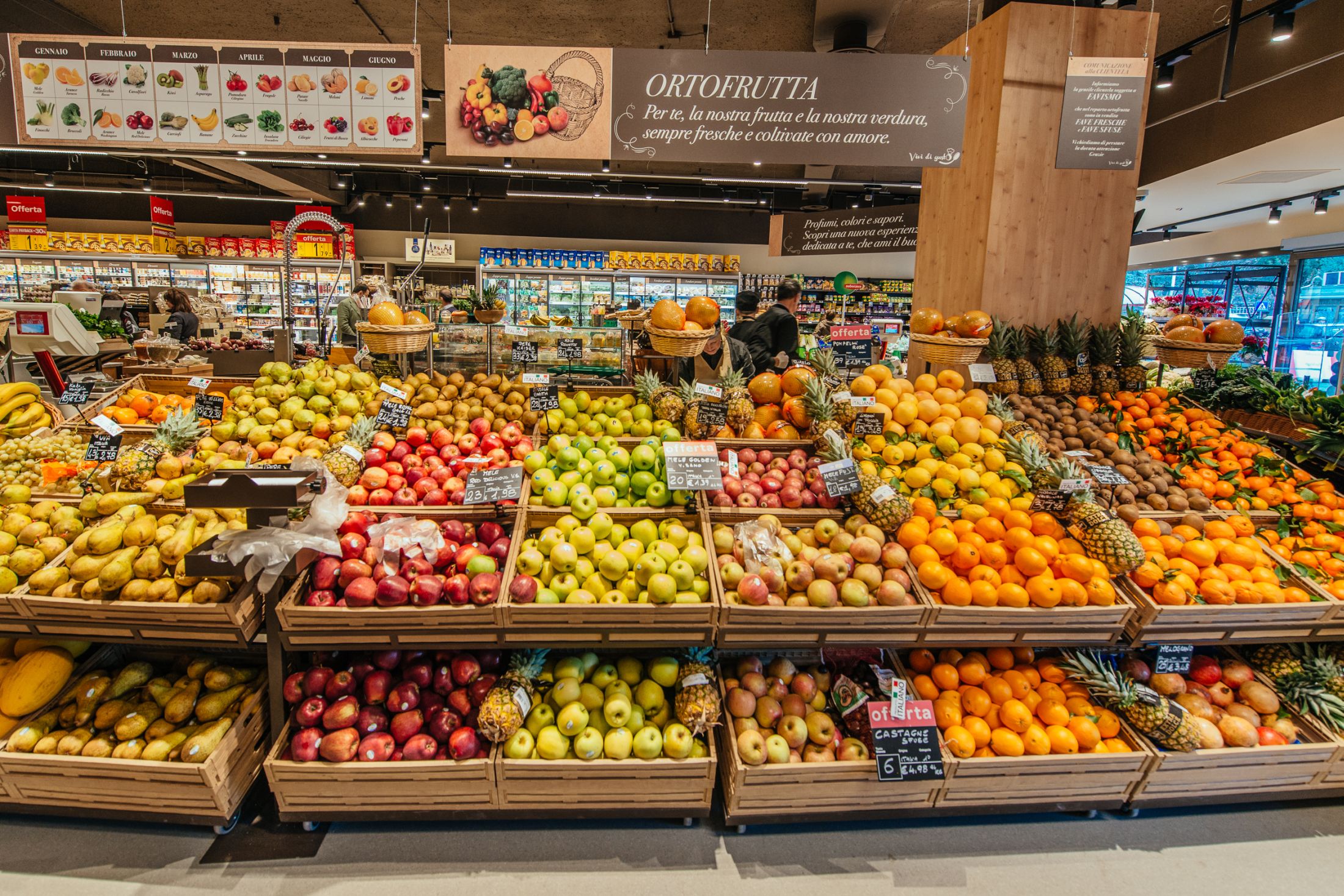 Il dietista ci aiuta a fare la spesa al supermercato