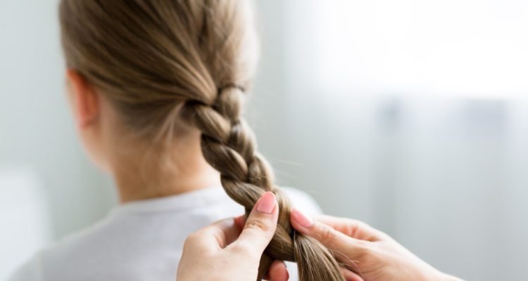 Conducente dell’autobus intreccia ogni mattina i capelli della ragazzina che ha perso la mamma