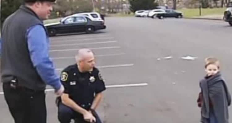 Il poliziotto trova un auto con un bambino e decide di intervenire