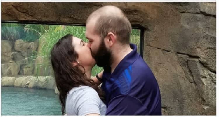Il dettaglio nella foto della coppia