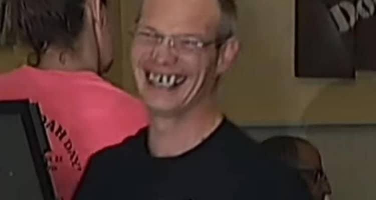 Il cameriere con il sorriso non bianco