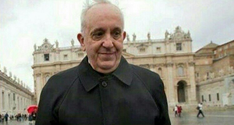 Papa Francesco vestito come un semplice prete, uscito di sera di nascosto