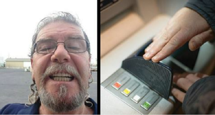 Preleva i soldi dal bancomat ma sente qualcosa di strano con la mano e corre in banca