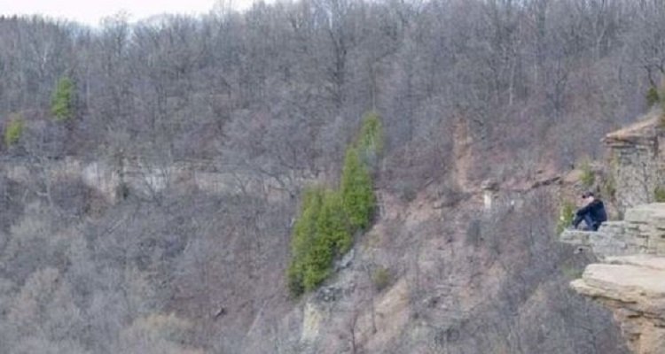 Nella foto delle vacanze trova qualcosa di spaventoso