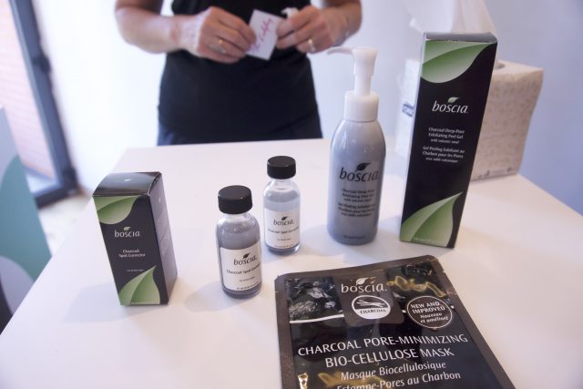 Boscia - il potere del carbone arricchisce la linea boccia di maschere in tessuto, detergenti con una micro azione esfoliante e trattamenti urto per debellare i brufoli