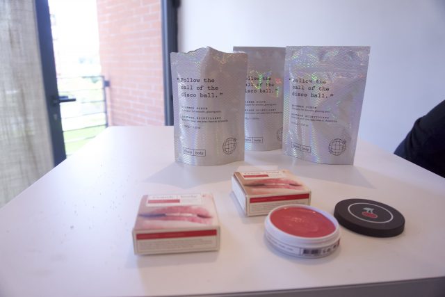 Frank 'n' Body - Shimmer Scrub: uno scrub rinvigorente ed energizzante al caffè arricchito di micro particelle luminose, per una pelle splendente e levigata...e poi. è super Instagrammabile!