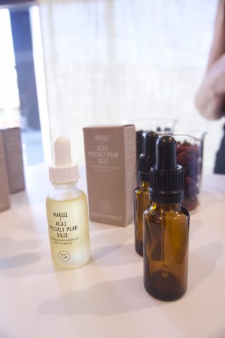 Youth To The People - Superberry Hydrate and Glow Oil: un olio ricco di attivi ma di facile assorbimento, perfetto da utilizzare anche come primer viso prima di applicare il makeup. Illuminante, idratante e rimpolpante.