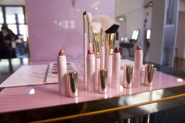 Zoeva - Screen Queen: oltre ai pennelli la collezione prevede dei mattoni sheer per le labbra, una palette di illuminanti ed una palette occhi