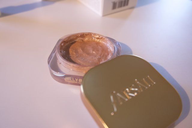 Fàrsali - Jelly Beam: un prodotto multi uso di rapido assorbimento che non appiccica ma rende la pelle estremamente glowy. Si usa al posto dev'illuminante, miscelata al fondotinta o sul corpo