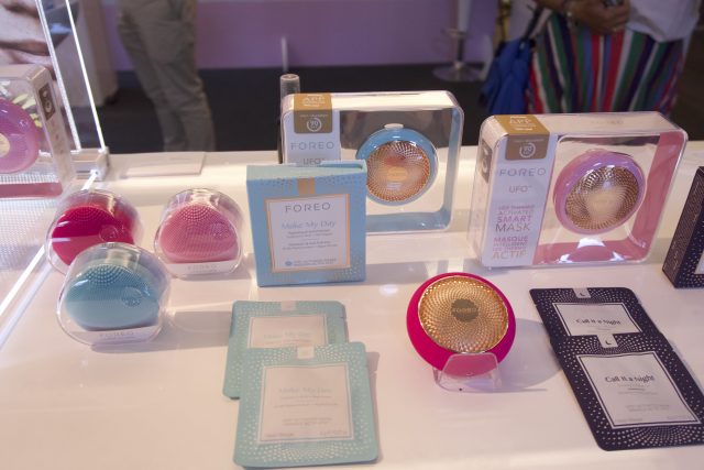 Foreo Ufo - un device dal design futuristico per applicare le maschere in soli 90 secondi con tutti i benefici delle pulsazioni soniche, della terapia a luce LED e del trattamento termico caldo/freddo