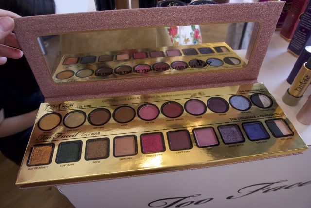Too Faced - 20th Anniversary Palette: colori iconici nella prima fila e rivisitati in chiave modella nella seconda. Un pack d'ispirazione 90's con il logo originale del 1998.