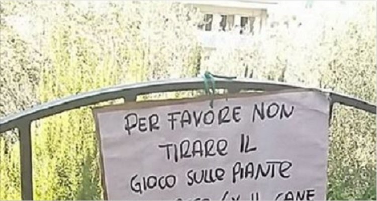 Lo strano cartello su un cancello in Liguria