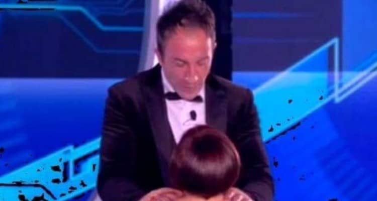 GF, Simone Coccia eliminato. La Pezzopane lo bacia, Aida attacca: “Sei un truffatore” „GF, Simone Coccia eliminato. La Pezzopane lo bacia, Aida Nizar lo attacca: “Sei un truffatore”