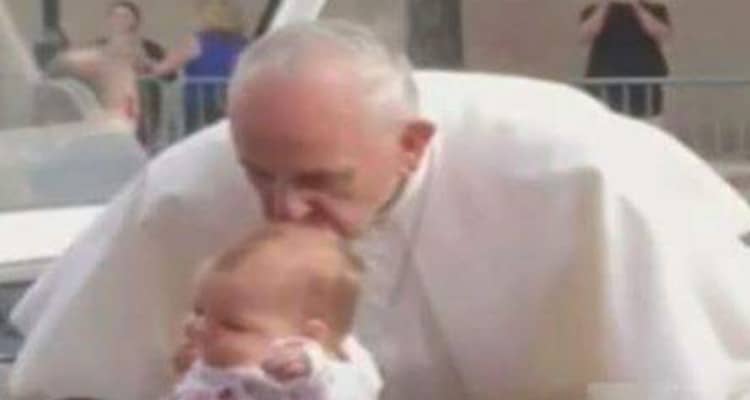 I genitori volevano che la figlia malata di tumore incontrasse il papa. 2 mesi dopo, l’hanno portata a fare un controllo: ancora oggi nessuno riesce a spiegarsi ciò che è successo…