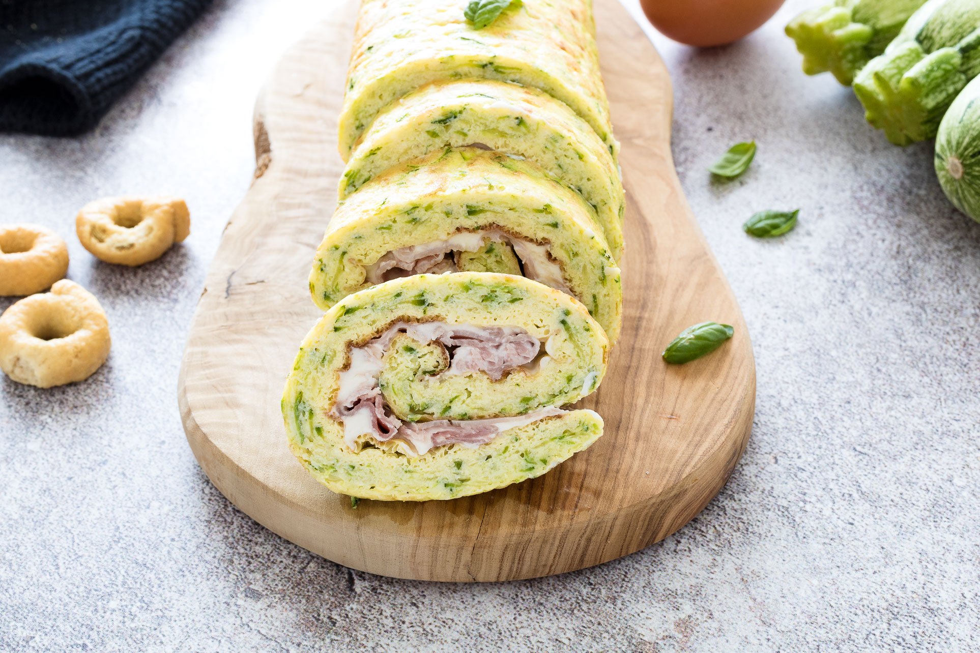 Le Bimbi Ricette: rotolo di frittata di zucchine, cotto e robiola