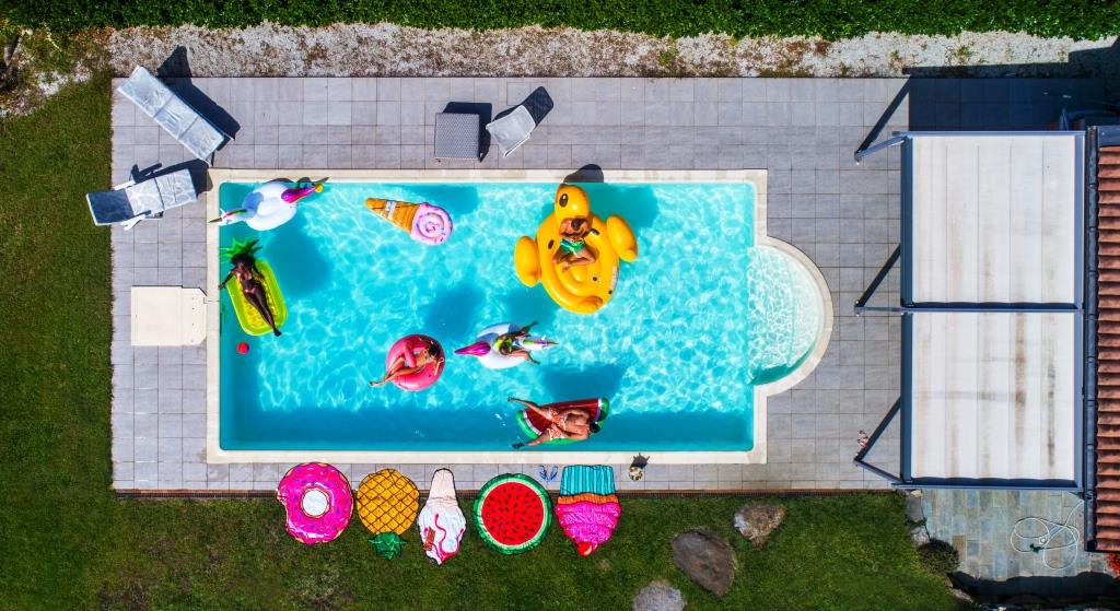 Vacanze estate 2018, le ultime tendenze da vivere a bordo piscina