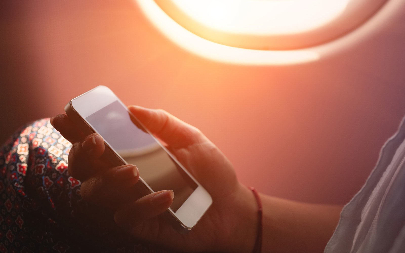 Il nemico numero uno della pelle? Il cellulare!