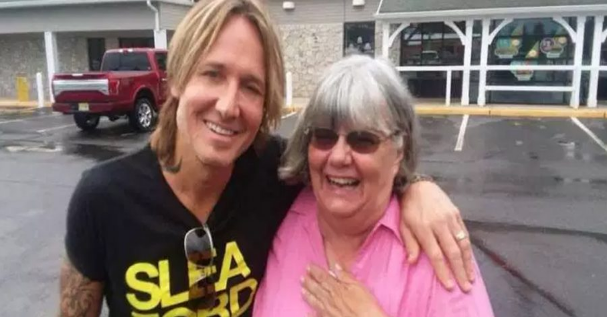 Donna aiuta Keith Urban a pagare la spesa