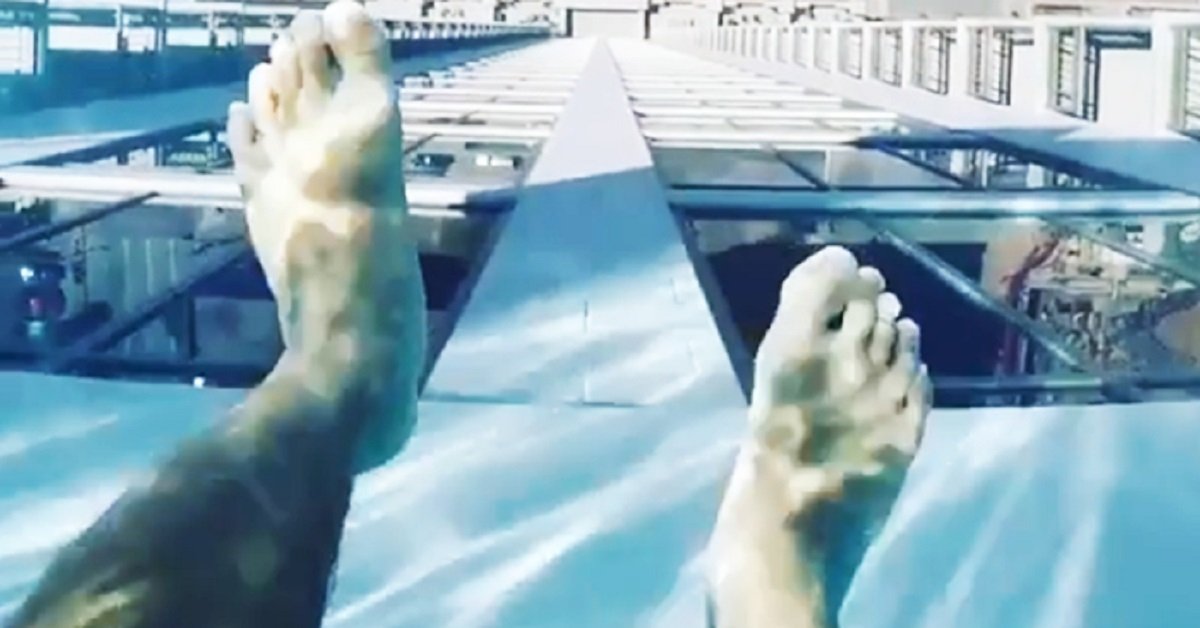 Inaugurano una piscina con fondo in cristallo a Houston ed è terrificante