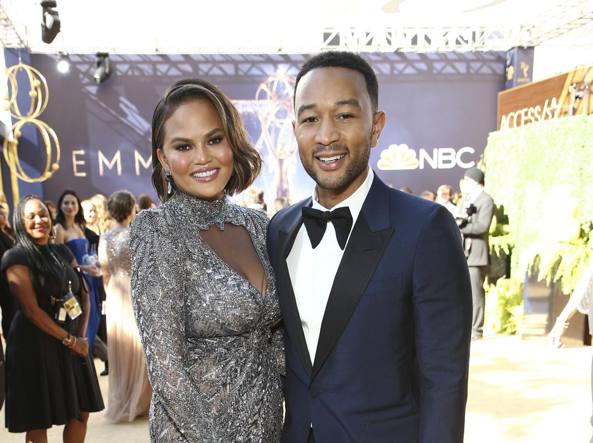 Chrissy-Teigen-mangia-la-sua-placenta 1