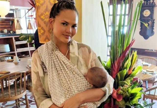 Chrissy-Teigen-mangia-la-sua-placenta 2