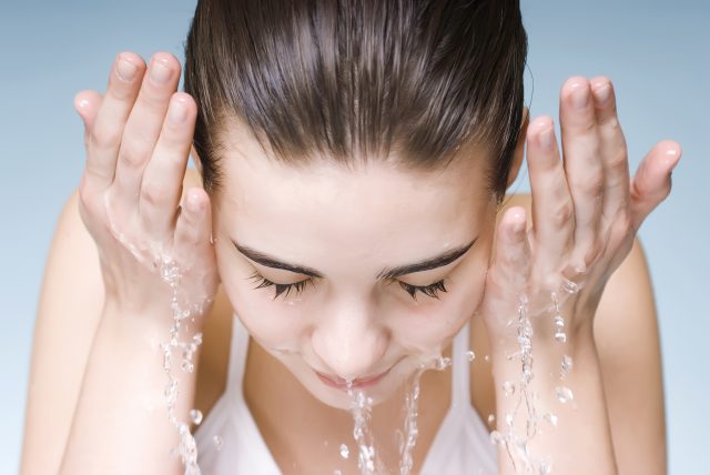 lavare-viso-acqua-frizzante