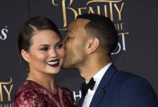 Chrissy-Teigen-mangia-la-sua-placenta