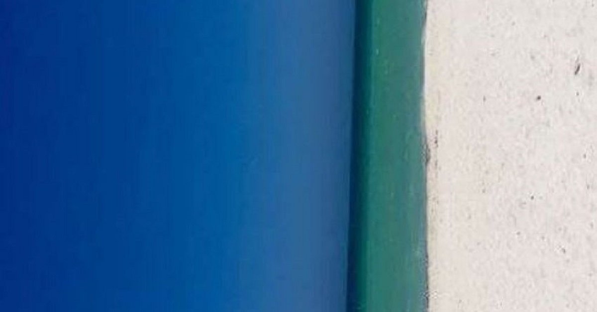 Cosa vedete in questa foto? Il mare o una porta?