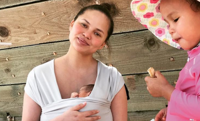 Chrissy-Teigen-mangia-la-sua-placenta 3