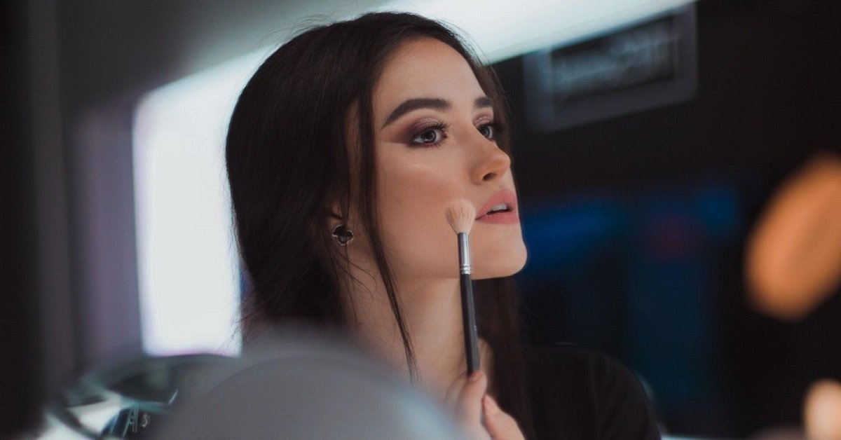 Trucco per ringiovanire il viso in 4 passaggi
