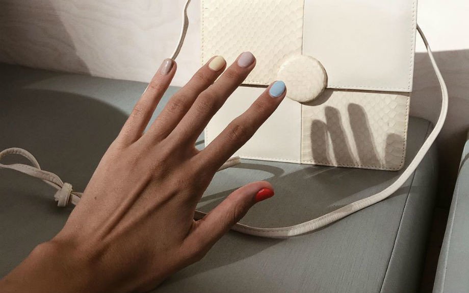 Trend unghie 2018/2019: lo smalto scoordinato