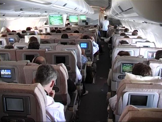 uomo-fa-il-bullo-con-una-signora-anziana-in-aereo 2