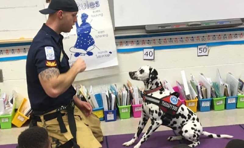 addio del pompiere al suo cane