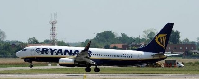 uomo-fa-il-bullo-con-una-signora-anziana-in-aereo 1