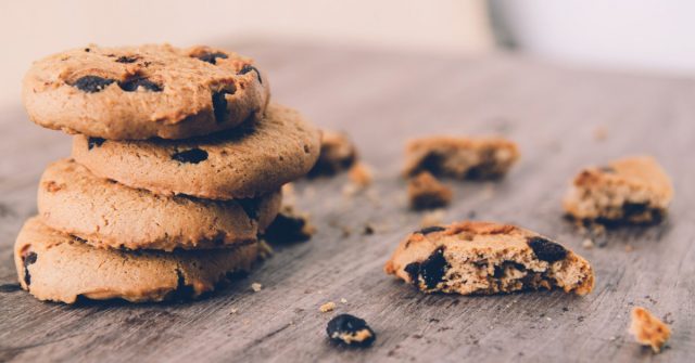 Mette le ceneri del nonno nei biscotti e li offre ai compagni di scuola