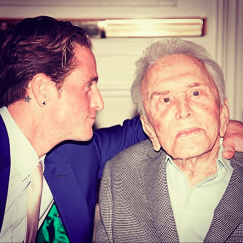 la-foto-del-famoso-attore-kirk-douglas-con-la-sua-pronipote2